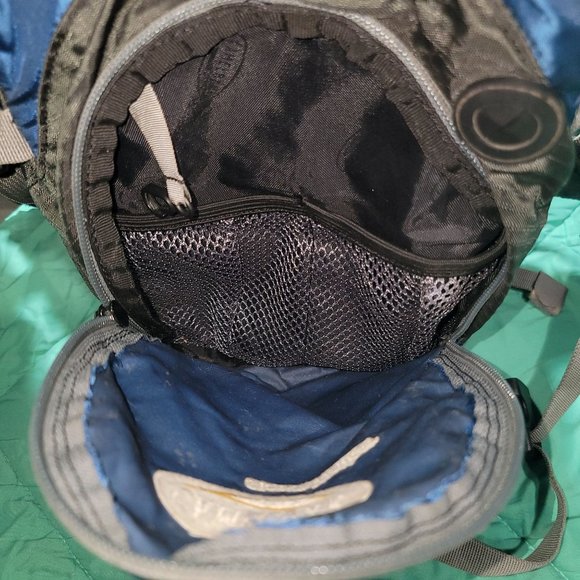 Camelbak Cloud Walker Hydration Hiking Backpack 70 OZ - 2 Liter Water Bladder - Picture 9 of 12